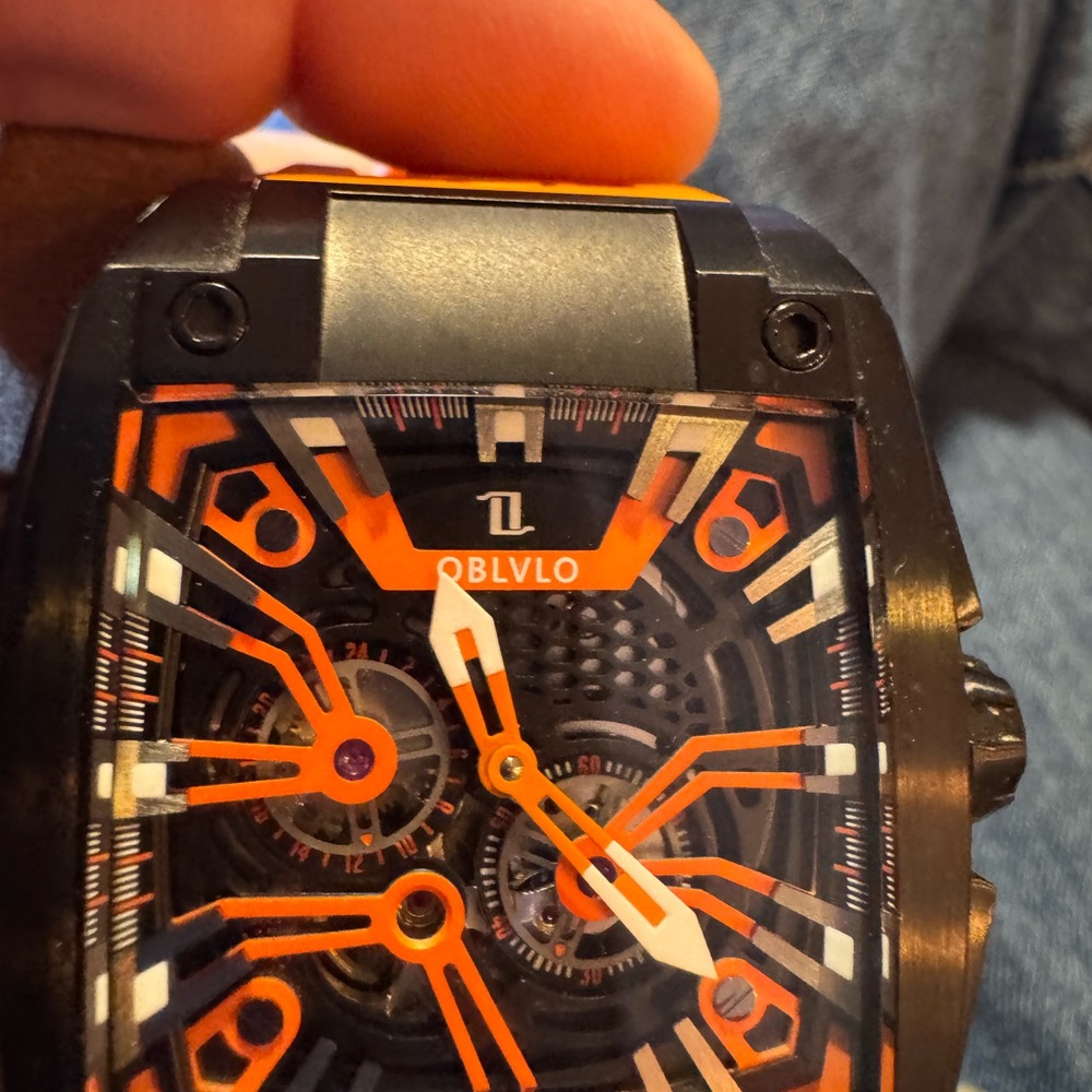 Men’s quartz Orange Oblvlo watch.